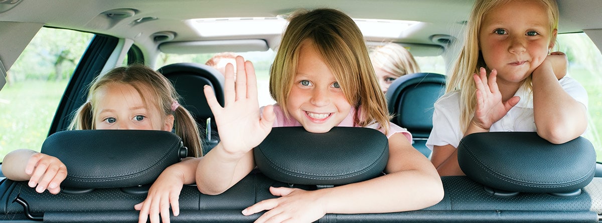 ¿Cómo poner tres sillas de bebé en un coche?