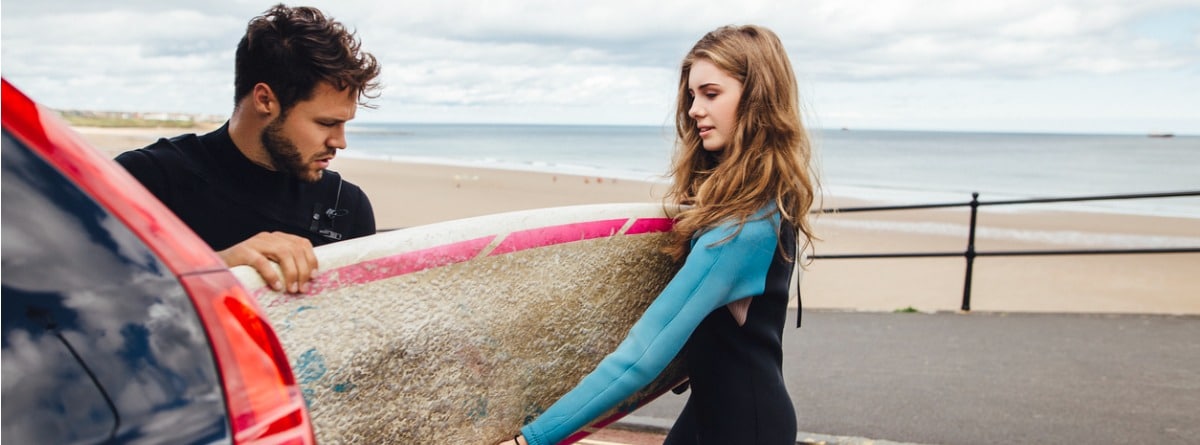 ¿Cómo llevar la tabla de surf en el coche?