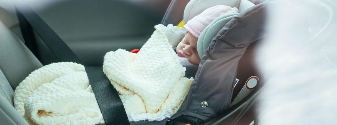 Cómo debe ir un bebé en el coche