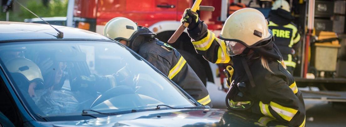 Cómo romper un cristal del coche en caso de emergencia