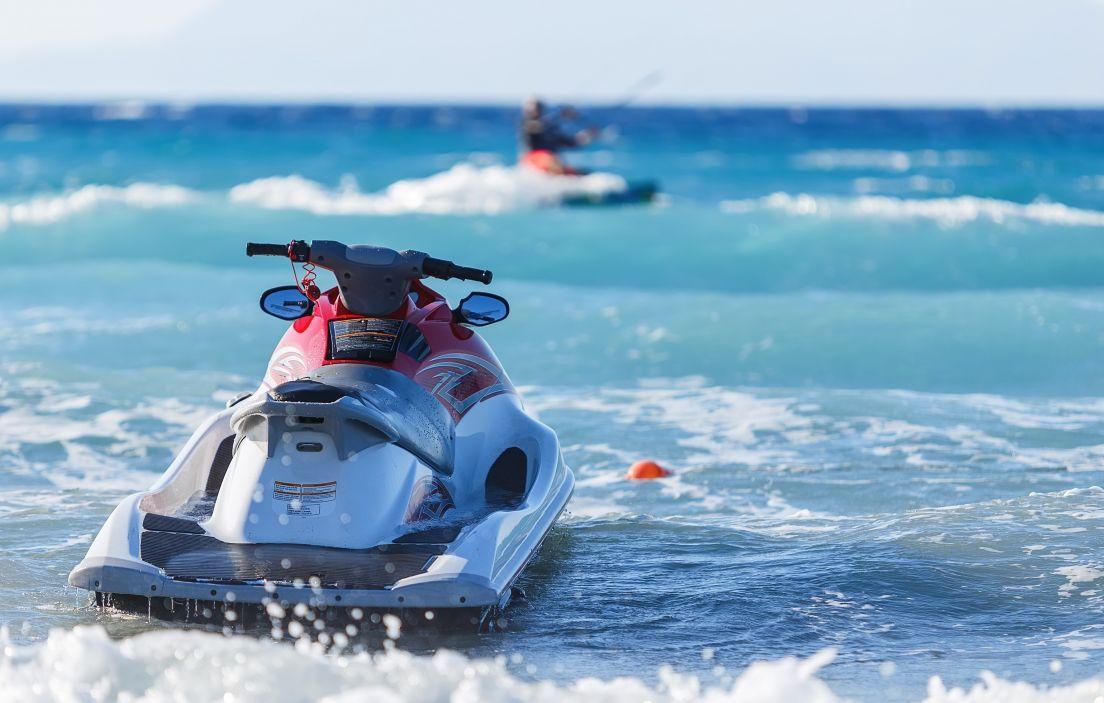 ¿Qué licencia necesitas para conducir una moto de agua?