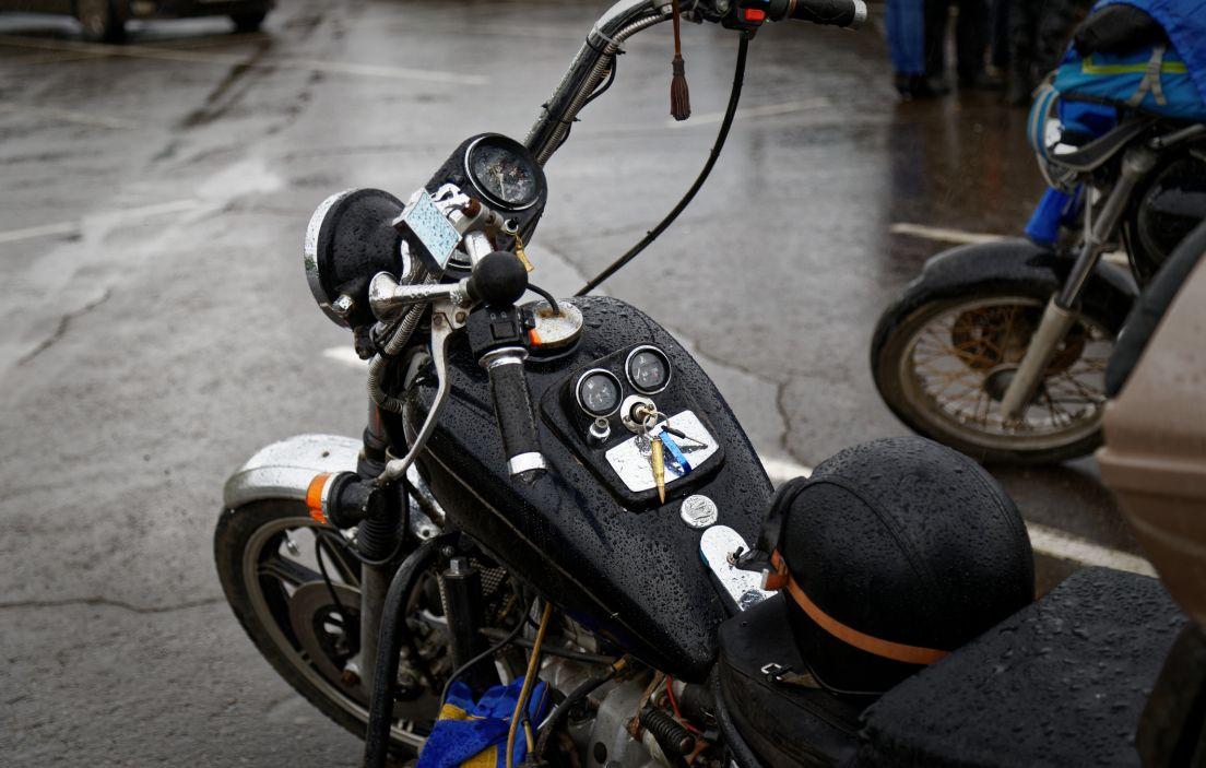 Cónsejos para conducir la moto bajo la lluvia