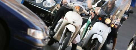 Precauciones al circular entre coches con la moto