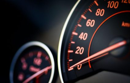 ¿Qué es el limitador de velocidad del coche y cómo funciona?