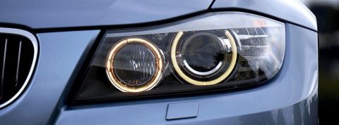 ¿Está permitido el uso de luces halógenas en los coches?