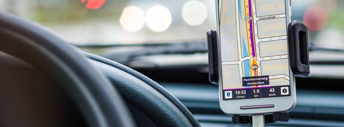 Tipos de soportes de móviles para el coche
