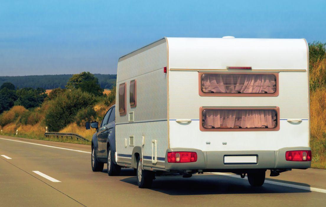 Trucos para conducir un coche con una caravana