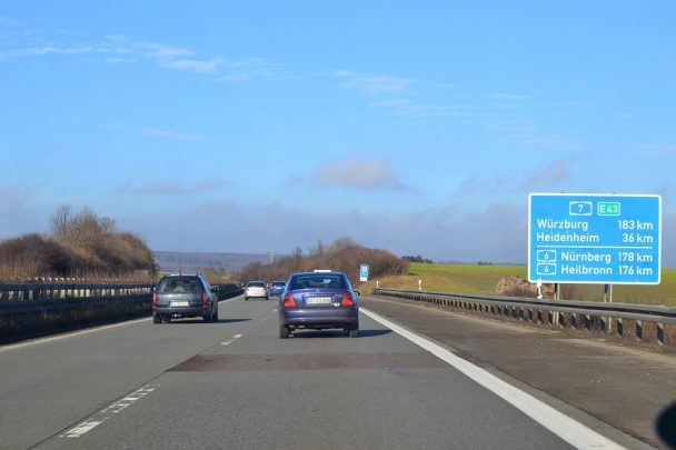 ¿Se puede circular por el arcén transitable? -canalMOTOR