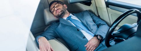 ¿En qué situaciones está permitido dormir en el coche?