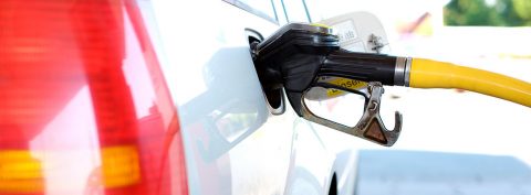 Depósito de gasolina, ¿a izquierda o derecha?