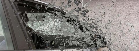 Cómo romper un cristal del coche en caso de emergencia