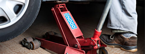 ¿Dónde se pone el gato hidráulico en el coche?