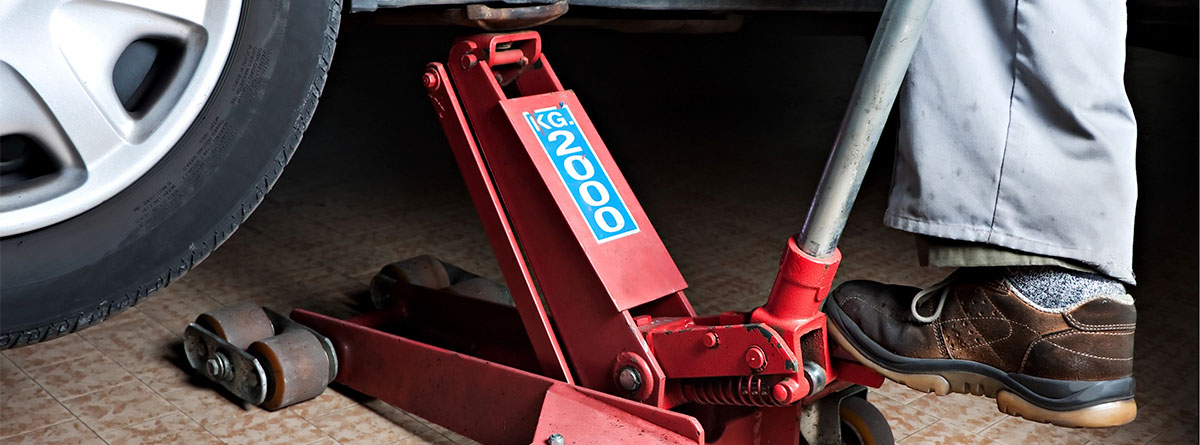 ¿Dónde se pone el gato hidráulico en el coche?