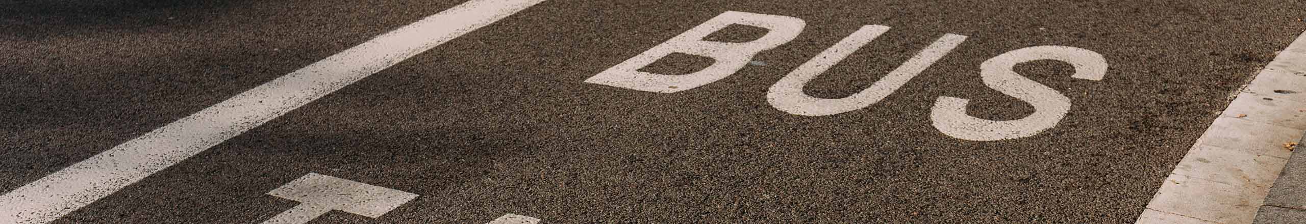 ¿Se puede circular con motocicleta por un carril bus?