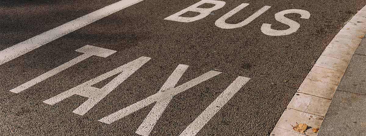 ¿Se puede circular con motocicleta por un carril bus?