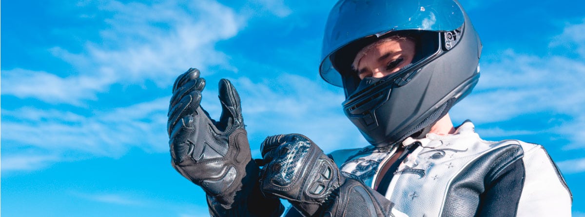 ¿Es obligatorio llevar guantes al conducir una moto?