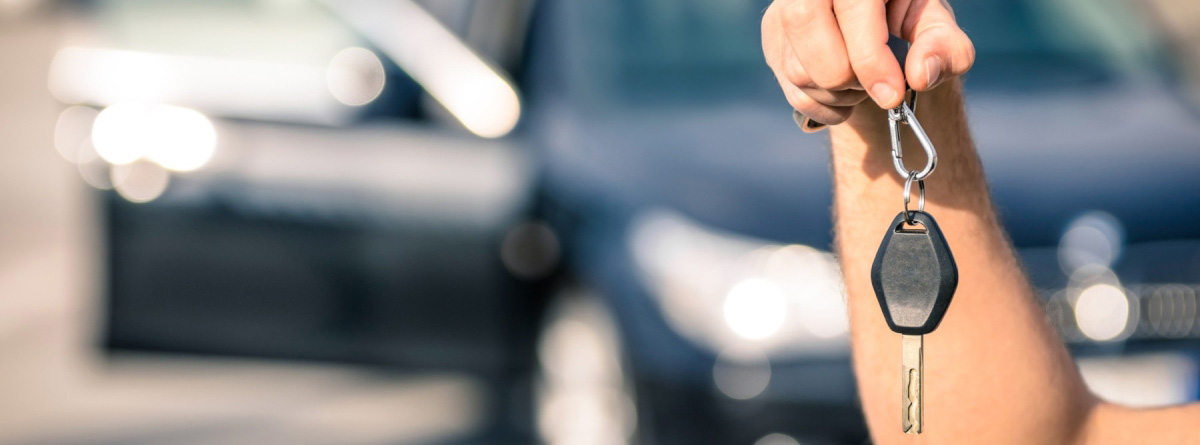 Persona sujetando llaves de coche