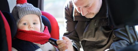 ¿Es seguro llevar a los niños con abrigo en la sillita del coche?