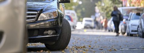 ¿Cómo denunciar un coche mal aparcado?