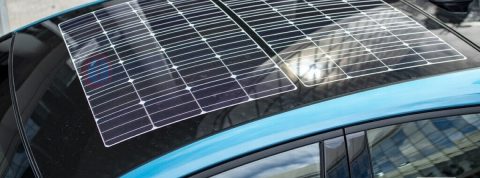 Cargar un coche eléctrico con placas solares