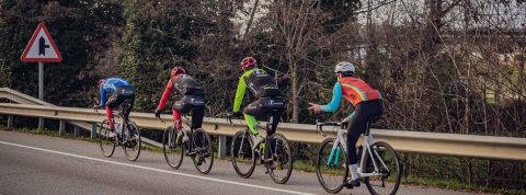 ¿Se puede circular por el arcén transitable?