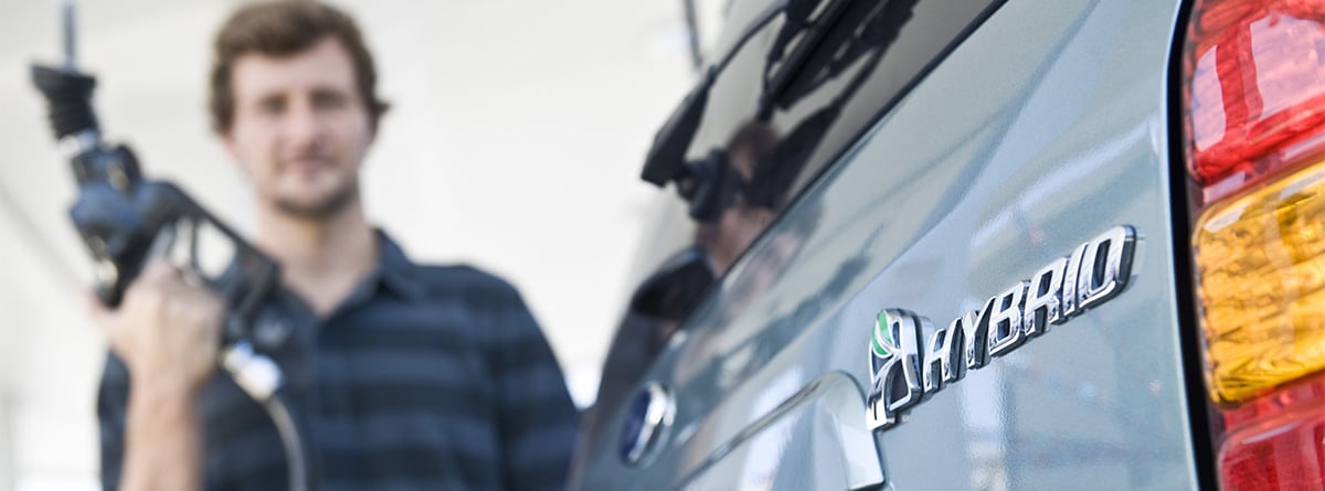 Cómo ahorrar combustible en un coche híbrido