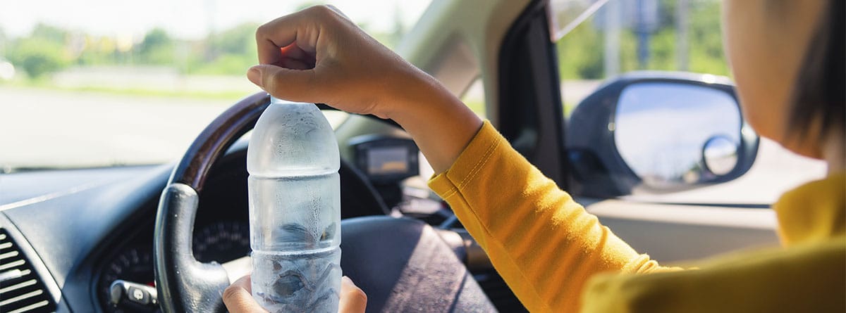 ¿La DGT multa por beber agua conduciendo?