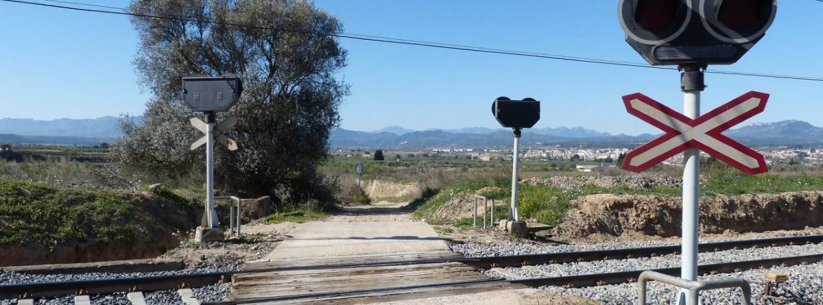 ¿Cómo se cruza un paso a nivel con el coche?