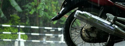 Cómo frenar con la moto en un día de lluvia