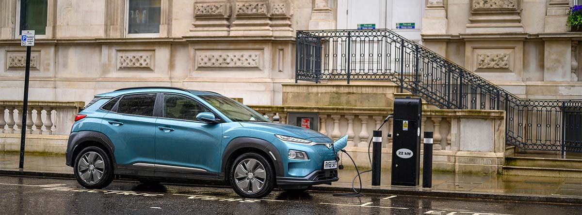 ¿Se puede cargar un coche eléctrico lloviendo?