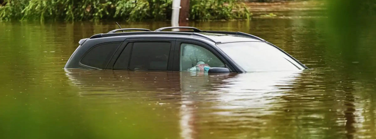 ¿Cómo salir de un coche inundado?