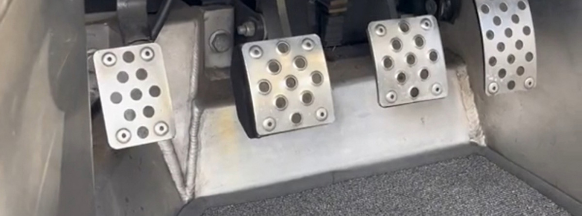 ¿Para qué sirve el cuarto pedal del coche?