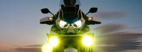 ¿Las luces LED en la moto son legales en España?