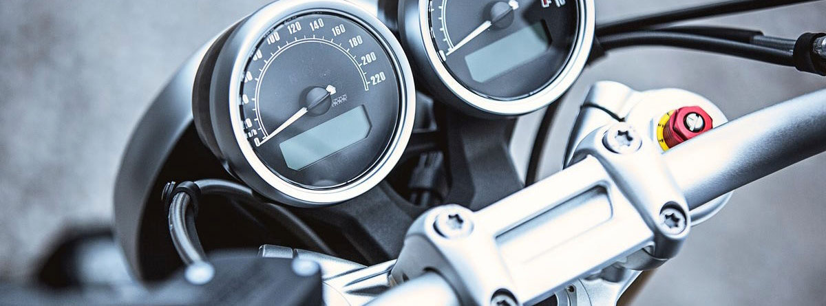 ¿Qué es el tacómetro de la moto?