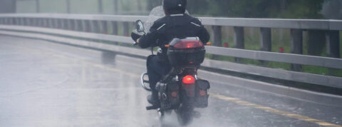 Conducir una moto con lluvia