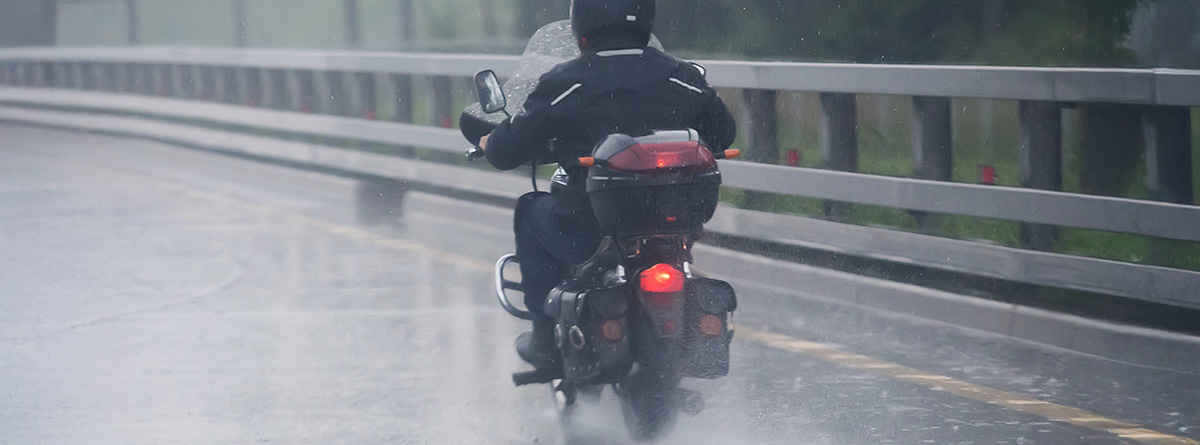 Conducir una moto con lluvia
