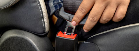 Cinturón de seguridad atascado: causas y soluciones