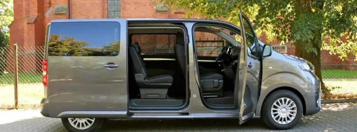 Furgoneta con puertas abiertas