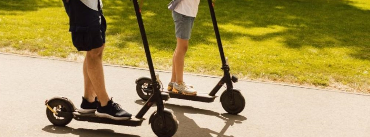 dos menores en patinete