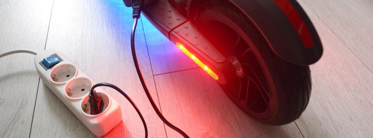 Un patinete enchufado a la corriente eléctrica