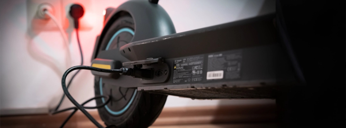 Patinete eléctrico cargándose