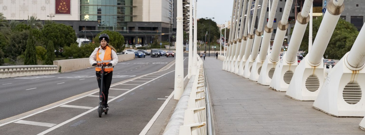 Persona en patinete eléctrico en Valencia