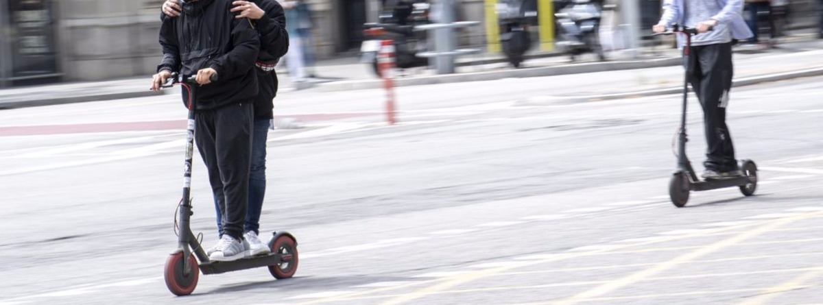 dos personas en un patinete electrónico