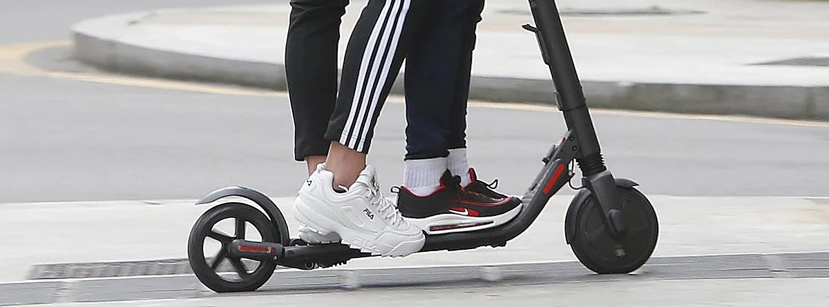 ¿Cuántas personas pueden ir en un patinete eléctrico según la ley?