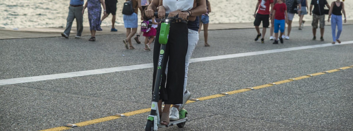Dos personas en un patinete eléctrico