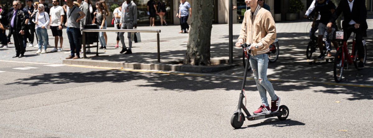 Persona en patinete electrico