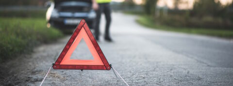 ¿Por qué lado de la carretera se debe caminar si se avería el coche, según la DGT?