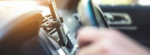 ¿Se puede hablar con manos libres en el coche?