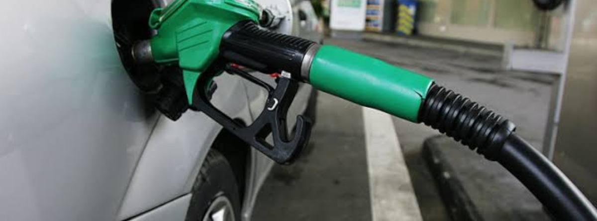 repostage de coche en gasolinera