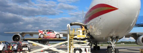 ¿Es posible transportar un coche en avión? Requisitos, ventajas y desventajas